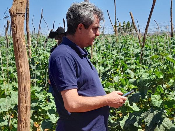 Prefeito de Sebastião Laranjeiras organiza encontro de produtores com visita ao Iuiu, buscando alternativas para agricultura familiar.