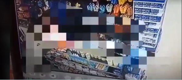 Comércio expõe crianças de forma vexatória flagradas furtando em Carinhanha.