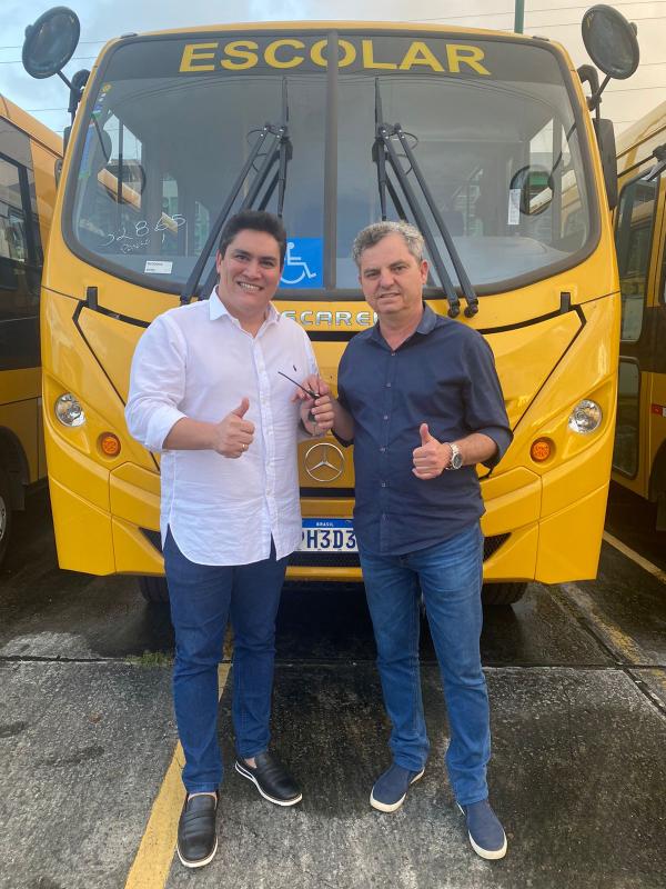 Prefeitura de Sebastião Laranjeiras recebe ônibus escolar.