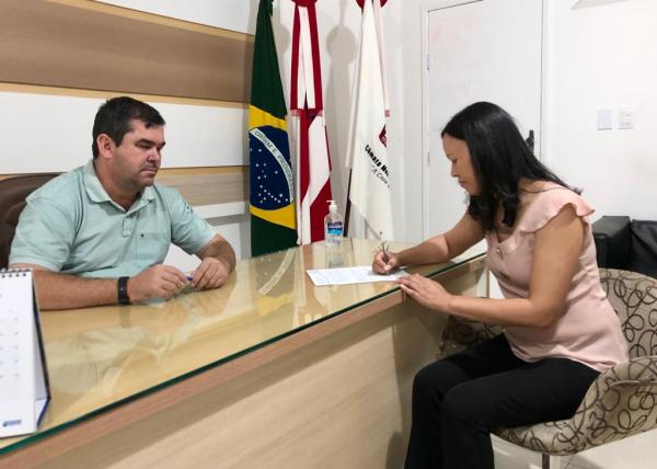 Presidente da Câmara Municipal de Guanambi empossa concursada.