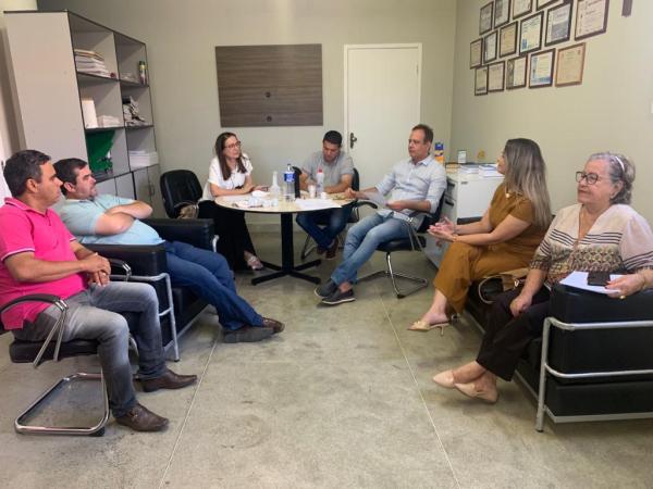 Reunião da Comissão Provisória de Revisão da Lei Orgânica do município e do regimento interno da Câmara de Guanambi.