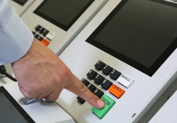 TSE proíbe uso de celular na cabine de votação.