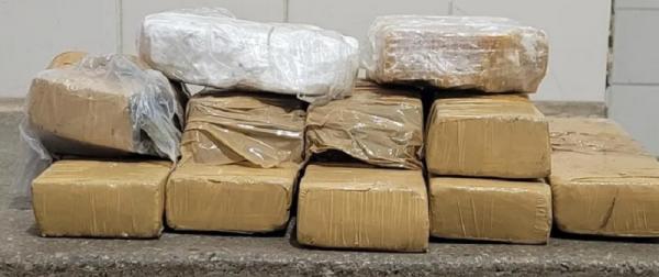 Caculé: Adolescente é apreendida com cerca de dez quilos de drogas em ônibus.