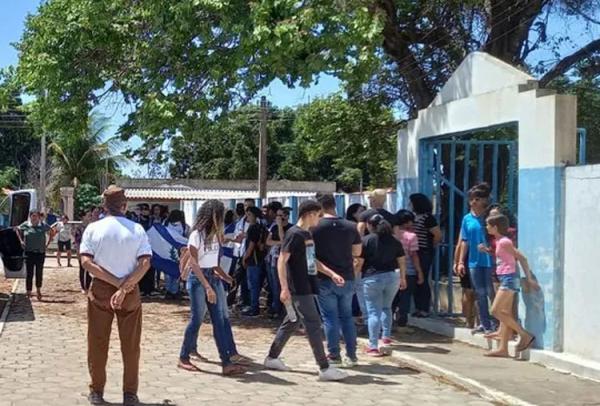 Cadeirante morta por colega em ataque a escola é sepultada sob comoção em Barreiras.