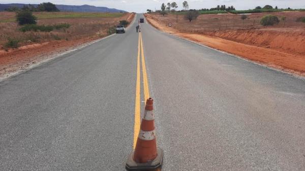 Empresa inicia sinalização da BA-160 entre Iuiu e Pindorama.