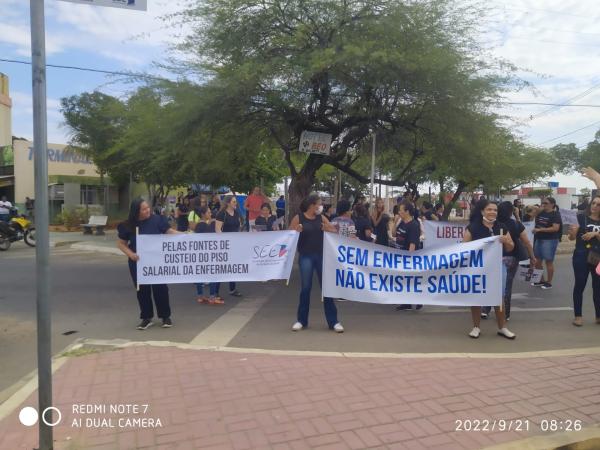 Enfermeiros de Guanambi e região paralisaram 24h hoje (21), e fizeram mobilização em frente ao HGG.