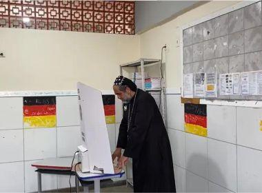 Acompanhado de seguranças, Padre Kelmon vota em Salvador.