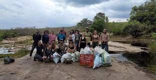 Ambientalistas coletaram mais de 20 sacos de lixo no Mandiroba, na Serra dos Montes Altos.