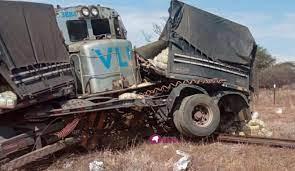 Carreta avança cruzamento e é atingida por locomotiva na BR-030, em Brumado.