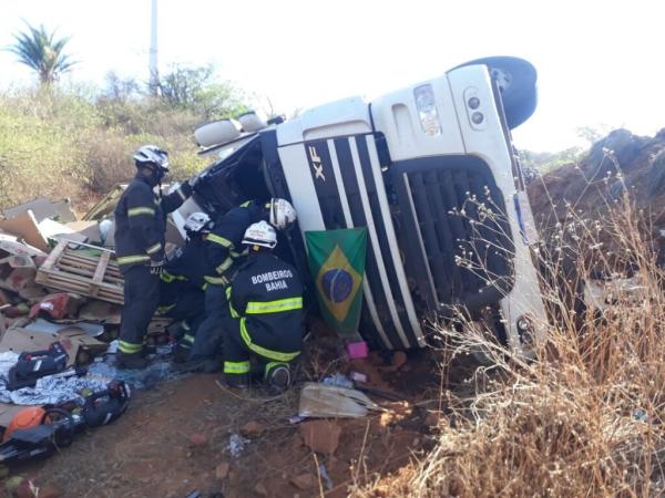 Motorista que transportava manga morre após veículo tombar e ficar preso às ferragens na BR-030 em Guanambi.