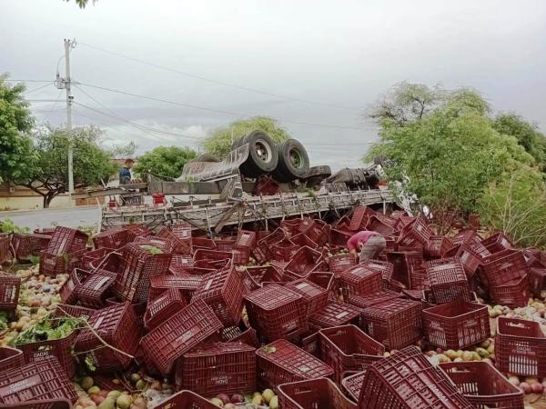 Caminhoneiro de Guanambi capota veículo na MGC-122 em Espinosa.