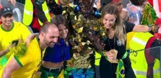 Enquanto bolsonaristas tomam chuva e sol em quartéis, Eduardo Bolsonaro curte jogo no Qatar.