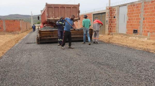 Iuiu: ruas do bairro Castália estão sendo pavimentadas.