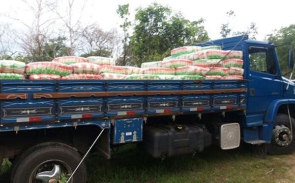 Ladrões assaltam carreta com carga de arroz em Caetité.