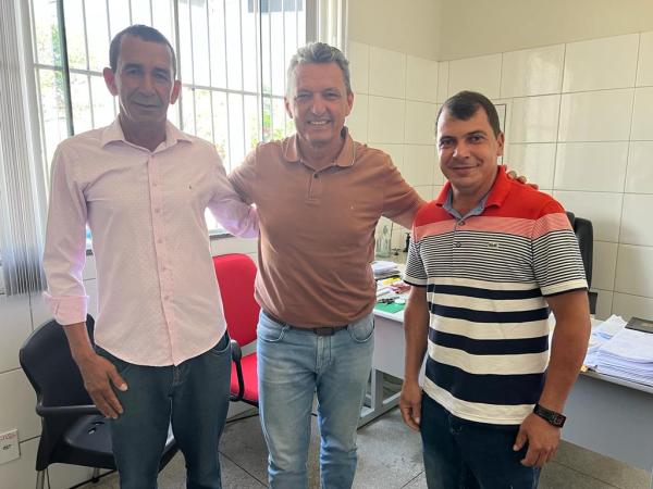 Prefeito de Ibiassucê apresenta demandas do município ao Deputado Charles Fernandes.