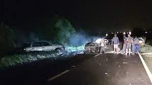 Quatro pessoas ficaram feridas em acidente com três veículos na BR-030, em Guanambi.