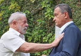 Criticada pela oposição por causa dos desabrigados na Bahia, viagem de Rui à Europa é vista também como insatisfação com Lula.