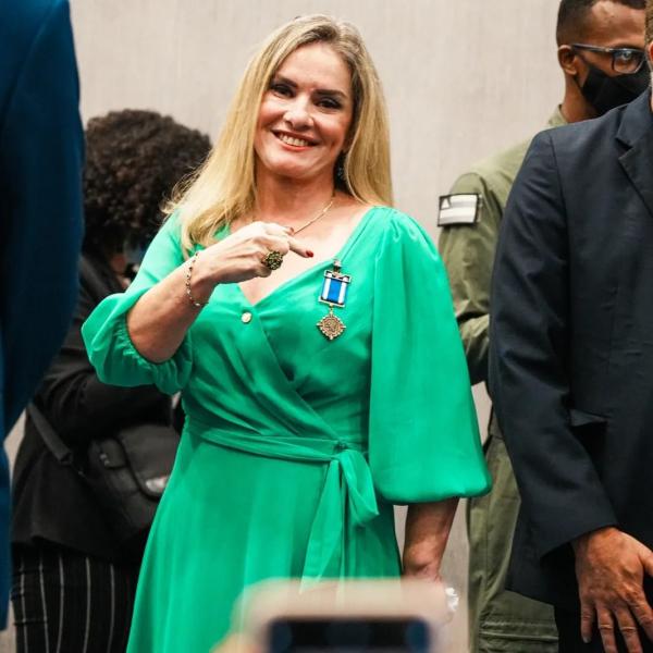 Deputada Ivana Bastos recebe Medalha da Aviação Policial Militar.