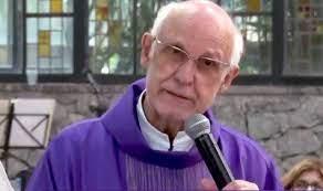 Padre Júlio Lancellotti critica jantar da Seleção com carne folheada a ouro: 