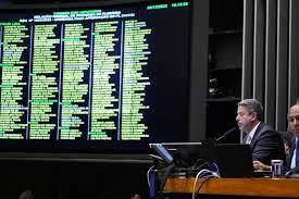 PEC da Transição é aprovada em 1º turno pela Câmara dos Deputados.