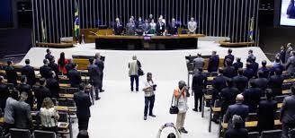 Políticos aumentam 40% da própria remuneração, enquanto salário mínimo nacional tem reajuste de 7,42%.
