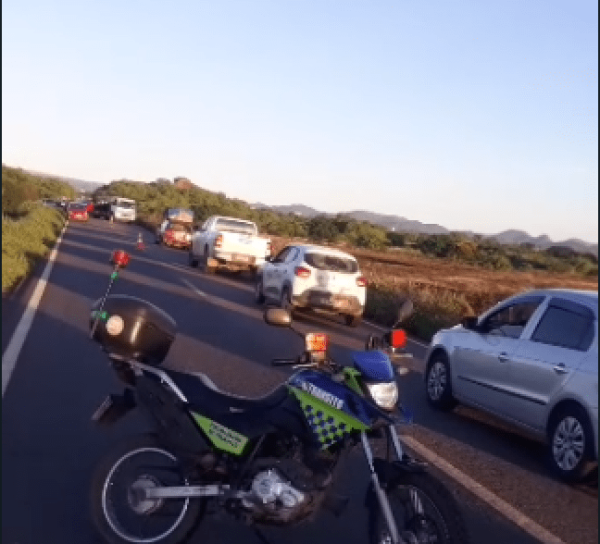 Acidente envolvendo dois carros e uma moto é registrado na BR-030.