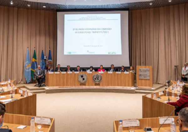 Governo Bolsonaro deixou vencer 370 mil doses da vacina AstraZeneca, diz ministério.