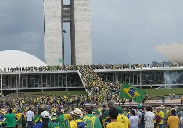 Bolsonaristas radicais invadem o Congresso Nacional, Planalto e STF.