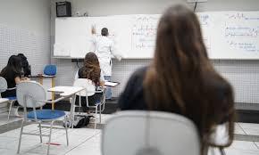 MEC confirma reajuste no salário de professor; piso vai a R$ 4,4 mil.