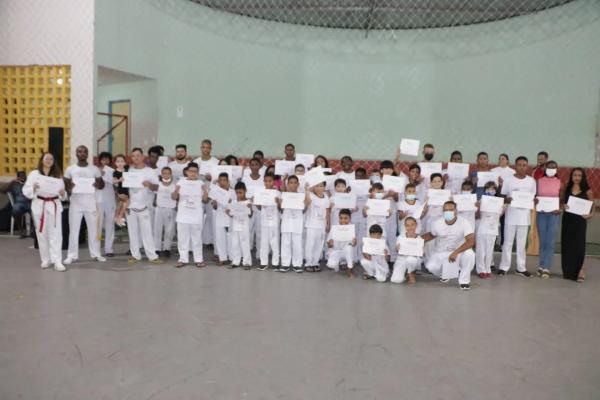 Participantes de programas culturais recebem certificados em Igaporã.