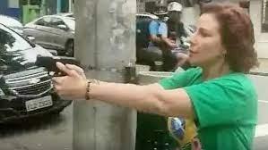 Polícia Federal apreende mais armas na casa da deputada Carla Zambelli durante buscas.