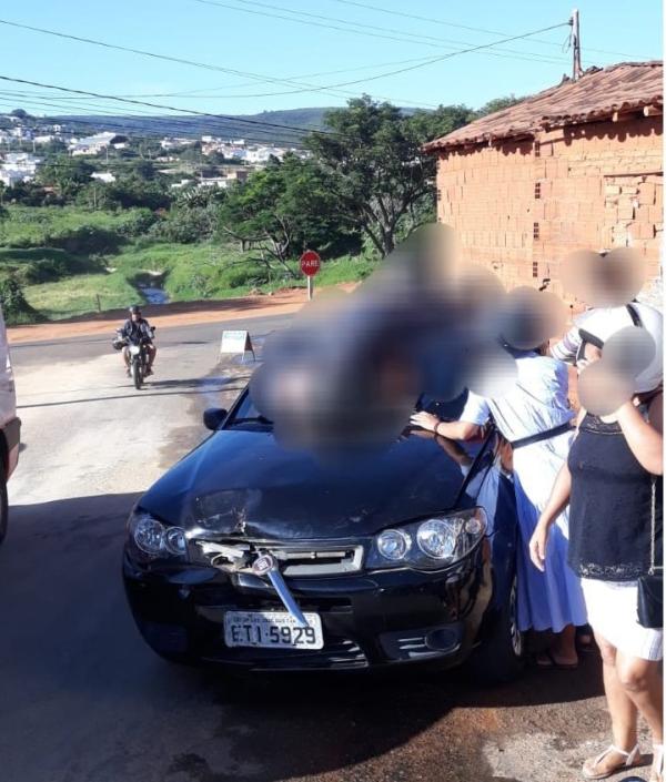 Acidente envolvendo carro e moto deixa uma pessoa ferida em Caetité.