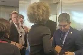 Randolfe toma celular de youtuber que se envolveu em confusão com Bolsonaro.