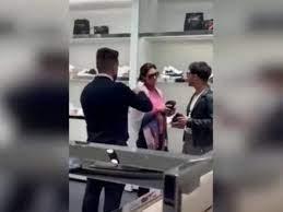 Após afirmar não ter recursos para ficar com pets, Michelle é vista em loja de grife nos EUA.