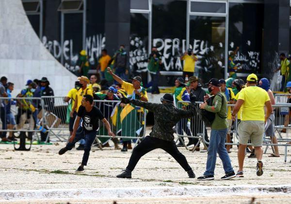 Ipec: 51% acham que Bolsonaro não tem culpa por atos golpistas em janeiro.