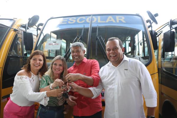 Ivana Bastos entrega ônibus escolares aos municípios.