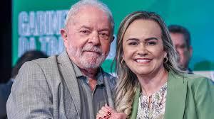 Lula diz que ministra será demitida se elo com milícia for além de fotos; veja como vínculo é amplo.