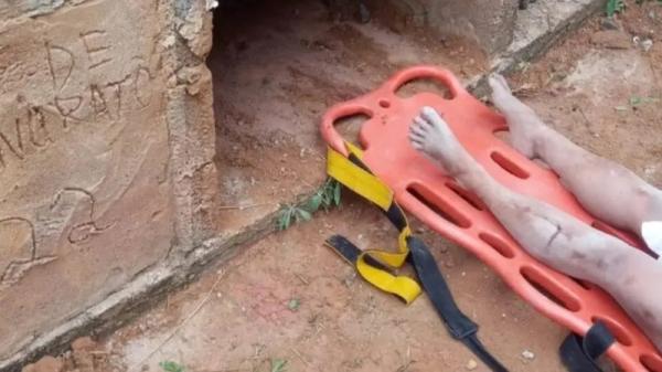 Mulher enterrada viva é resgatada de dentro de cova em cemitério.