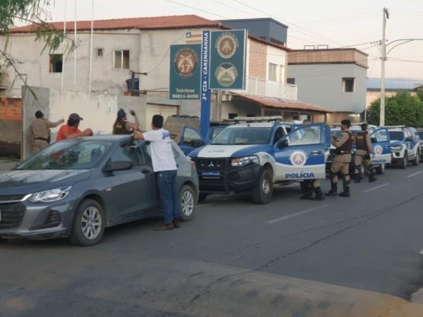 Polícia Militar cumpre mandado de reintegração de posse na fazenda Calsete em Carinhanha.