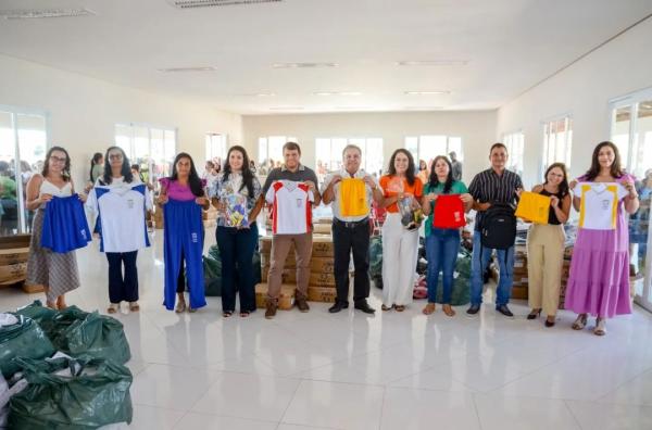 Prefeitura de Candiba entrega kits escolares para alunos da Rede Municipal de Ensino.