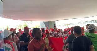 Com possibilidade de CPI, integrantes do MST fazem ato na AL-BA; grupo defende reforma agrária.