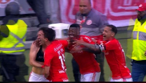 Internacional vence o Flamengo de virada no Beira Rio com golaço de Maurício.