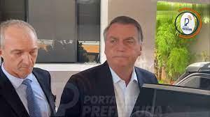Bolsonaro diz não ter tomado vacina e nega adulteração em cartão.