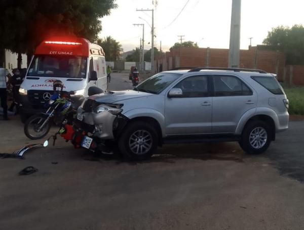 Colisão entre carro e motocicleta deixa uma pessoa ferida em Guanambi.