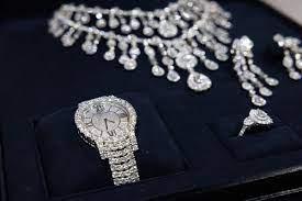 PF diz que joias para Michelle cravejadas de diamantes valem R$ 5 milhões.