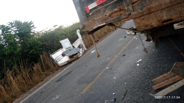 Acidente envolvendo ambulância e caminhão deixa dois feridos em Igaporã.