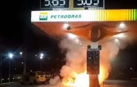 Bomba de combustível explode depois de motorista acelerar com bico de abastecimento engatado.