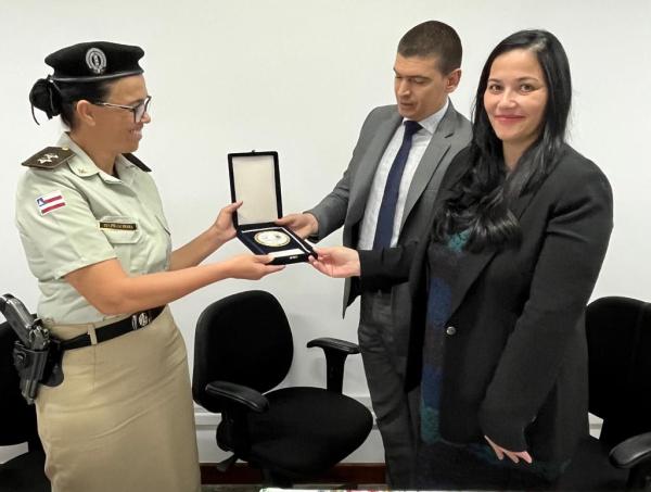 Coordenadora da Ronda Maria da Penha de Guanambi foi homenageada pelo MP e a 1ª Vara Crime; durante o evento foram relatados a precariedade do órgão.