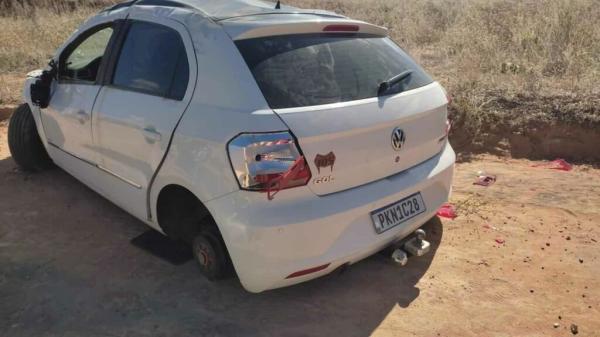 Rodas de carro são furtadas após acidente em Guanambi.