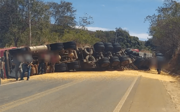 Carreta carregada com milho tomba na BR-030 em Caetité.
